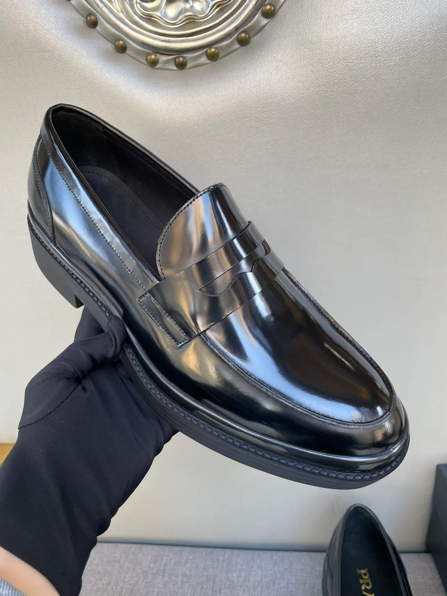 Men's shoes 💰860 💰Best recommendation✨PRADA Prada top purchasing quality imported upper with color-brushed edge beads carved toe design cowhide lining private molded TPU outsole non-slip, wear-resistant and elastic fashionable and versatile burgundy black blue 39-44 in stock (38, 45 customized for replacement, return and exchange)